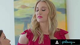 В сцене Girlsway эксгибиционистские крошки объединяются, чтобы жестко трахнуть Alexis Fawx