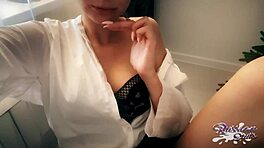 Zvedavá sekretárka s úžasnými cicmi si hrá s vibrátorom na recepcii