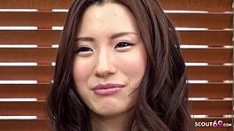 와일드 캐스팅에서 귀여운 일본 18+ 틴이 헤어리 보지를 히타치로 문질러