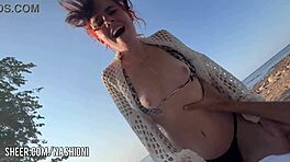 Sexy roztomilá dievka chytená pri divokom sexe na pláži na verejnosti s veľkým chujom.