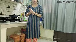 زوجان هنديان ممارسة جنس ساخنة في المطبخ مع صوت هندي واضح