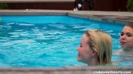 Basah & liar musim panas dengan lesbian 18yo. Clubsweethearts babe jari pepek botak di kolam.
