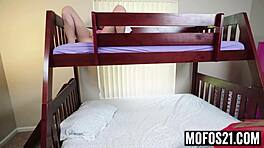 Prichytil som svoju novú lesbickú nevlastnú sestru pri masturbácii s veľkým zadkom na obdiv