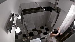 可爱小妞因偷窃被保安猛干