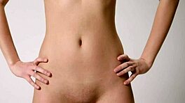 Соблазнительная натуральная busty красотка демонстрирует стройные изгибы