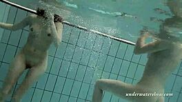 Milujem Loris a Okunewa plávajúce ako lesby pod vodou