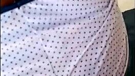 Prima de Shorts Apertados Lava o Quintal com Bunda Grande à Mostra