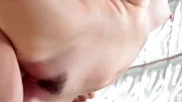 Adolescente Cali Hayes recibe creampie de polla gigante en follada hardcore