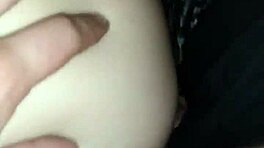 寝ている小さな18歳以上のアジアの痴女のお尻に射精