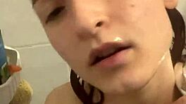 لحظة حميمة في الدش مع شابة هاوية