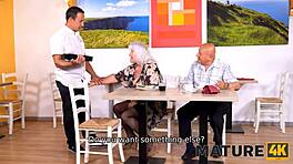 Moden kone sedusert av kelner under ektemannens blikk