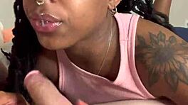 Teen ebony 18+ gode succhiando in incontro bollente