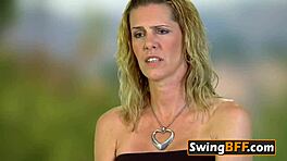 Känner på pattar vid poolen, känns så bra utomhus