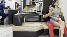 漂亮邻居妹被骗坐腿上肛交