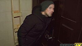 Debt4k - Ruční kadeřník vrtá těsný mladý zadek v koupelně