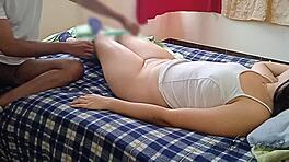 Невероятно! Моят племенник ми позволява да я докосвам докато спи. Част 2, пъхам пръсти в нейната стегната путка!