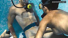 水中ハードコアでポーリナ・ルチェヨークが激しく感じまくり