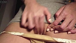 Hej, chceš vidieť môj upskirt trik s masturbáciou?