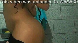 Ебам се силно с дилдо в скрита баня