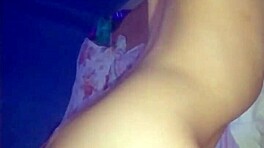 Malá Pinay AnastasiaWalk ukazuje svoje tesné telo