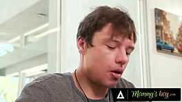 巨乳熟女维多利亚洛博夫和18岁小子晨间淫乱性爱