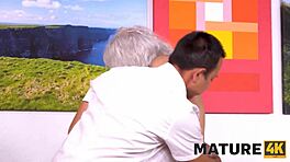 Číšník přinesl kávu pro mě a tvrdý čurák pro mou zralou ženu k užívání