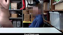 Fata drăguță futută tare de ofițer pentru furt în birou. Pulă uriașă o lasă aplecată tremurând.