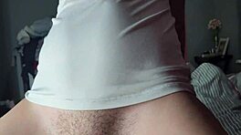 Punciorgazmus gyönyörű fiatal 18+ lánnyal, aki nedves puncival dörzsöli a kemény farkat intenzív csúcshoz