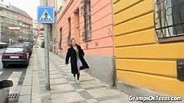 Adolescente 18+ pequeña monta duro a viejo. ¿Cómo maneja esa acción vaquera?