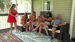 继家庭派对与Auntie Melons II - 疯狂操和喷水动作回归