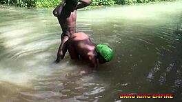 このエボニーミルフが村で大きな黒いチンポを取ってるなんて信じられる？