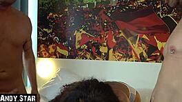 Nympho 18+ Teen stellt sich drei harten Schwänzen gleichzeitig