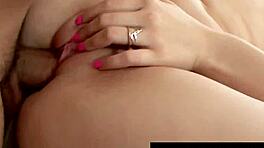 Червенокосата 18+ тийнейджърка Саша Кейси обича да я лижат от по-възрастен мъж.