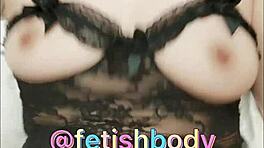 Chica asiática fetiche en acción corporal salvaje con estilo chino