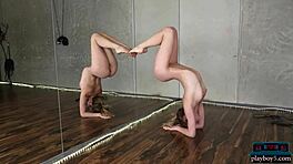 Ado flexible Dakota Burd gymnastique nue pour Playboy