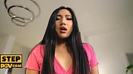 En esta escena POV, linda pequeña 18+ asiática May Thai se deja encantar y monta duro en diversión tabú