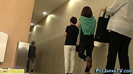 日本人ティーンが公衆でしゃがんでおしっこ、捕まる