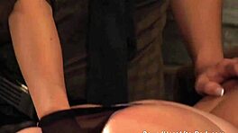 顺从18+少女用油手接受假阳具群交