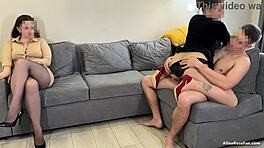 אישה רואה בעל דורס תחת צר של מזכירה