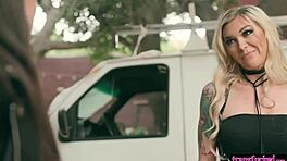 Shemale zwingt Teen 18+ Schwanz zu lutschen und fickt sie draußen