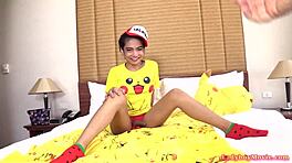 Ladyboy Pokemon Yoyo vzame brez kondoma v vročem Bangkoku POV akciji