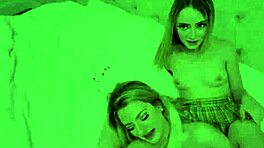 Dve malé 18+ blond nevlastné dcéry v rodinnej trojke s nevlastným otcom z pohľadu