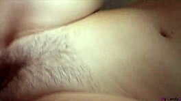 Sıcak genç hatun hızlı kıllı vuruşlarla aşırı yakın POV'da canavar yarrakla sert sikiliyor