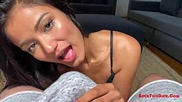 Сексуальная азиатка Вива Афина делает sloppy deepthroat POV минет!