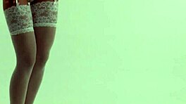 Slatka tinejdžerka 18+ Erin prsti svoju usku pičku do vrhunca