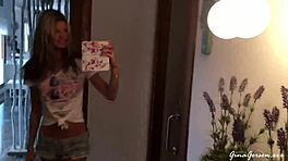 Ταξίδι στην Ibiza γίνεται άγριο με νεαρή ξανθιά σε σχισμένα ρούχα στην ισπανική παραλία