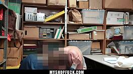 스트립 검색으로 도둑맞은 물건 찾아내