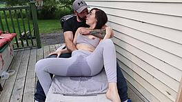 Memancut dan pancut keras dalam seluar yoga semasa foreplay luar