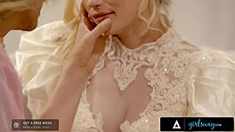 Girlsway - Эмоциональная MILF Джулия Энн трахается с невестой Степбей Каролиной Свитс в последний раз!