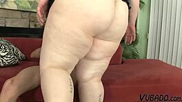 Brunette gemuk bintang dalam video seks mentah pertama dengan cast Eropah matang.